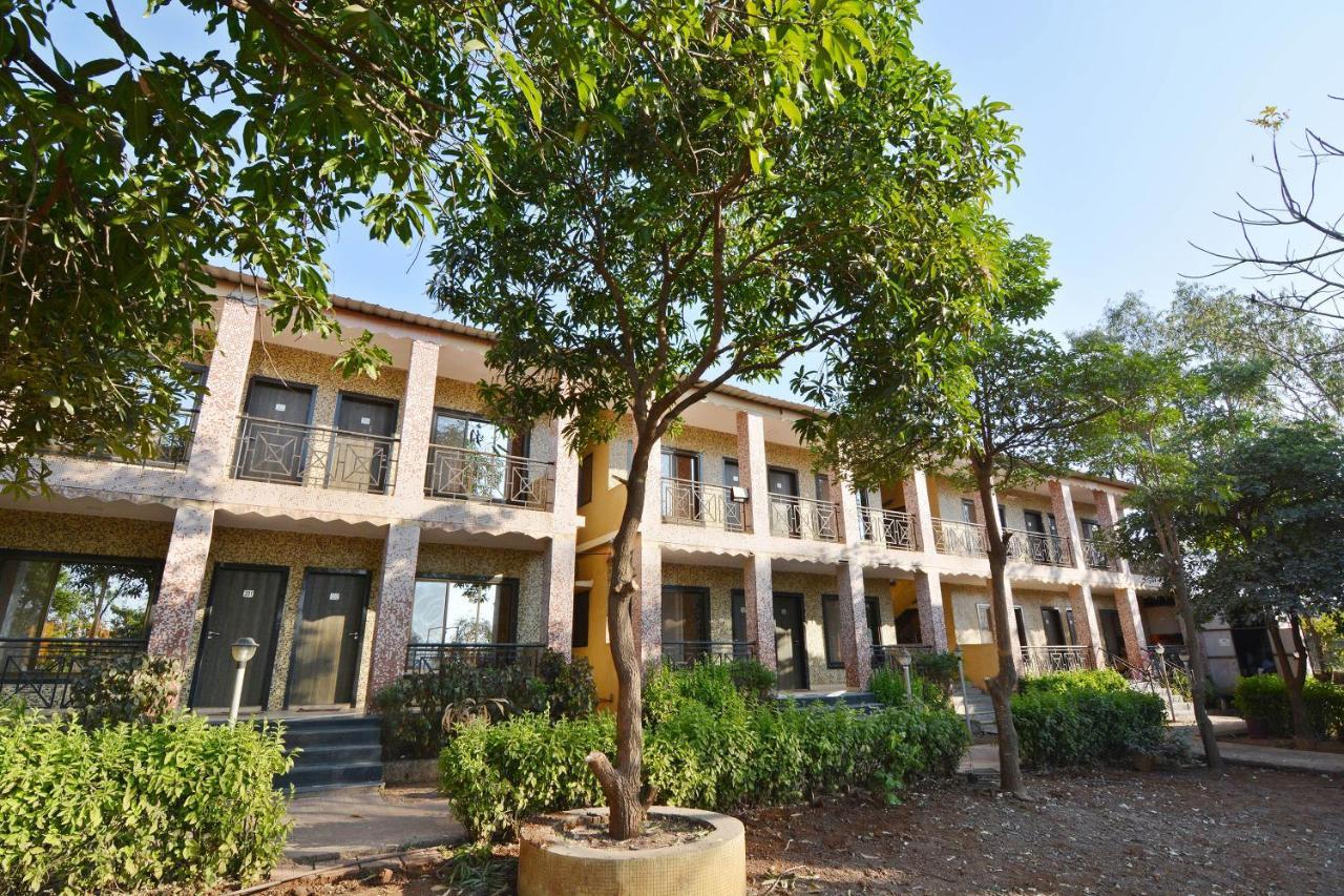 Oyo Midway Park Resort Atgaon Exterior photo